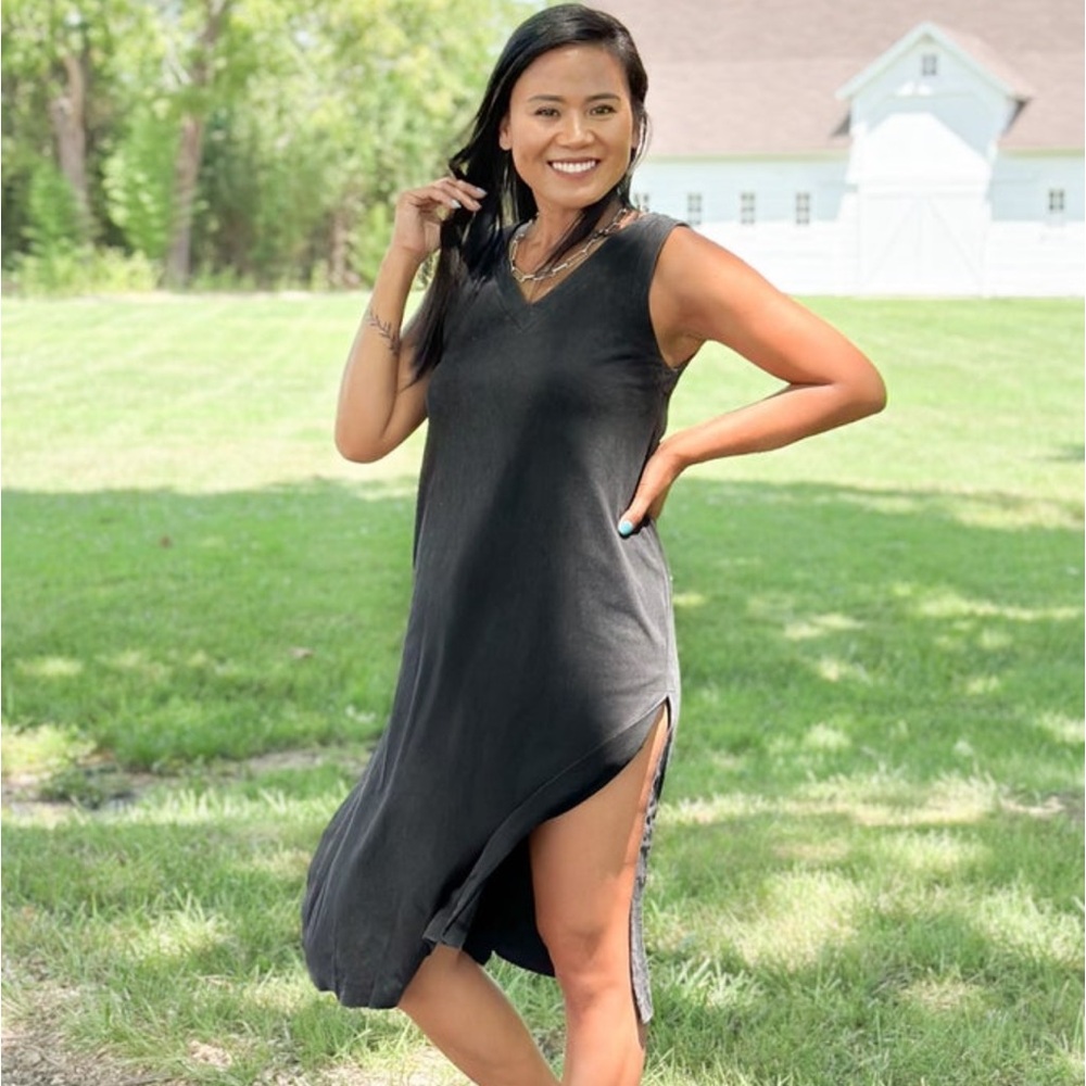 NWOT POL Sleeveless V-Neck Midi Dress